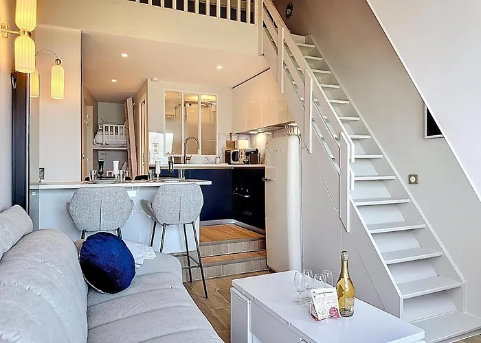 Vue Exceptionnelle Avec Parking Au Port De * Deauville