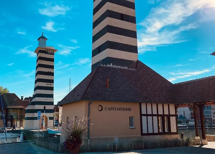 Vue Exceptionnelle Avec Parking Au Port De *